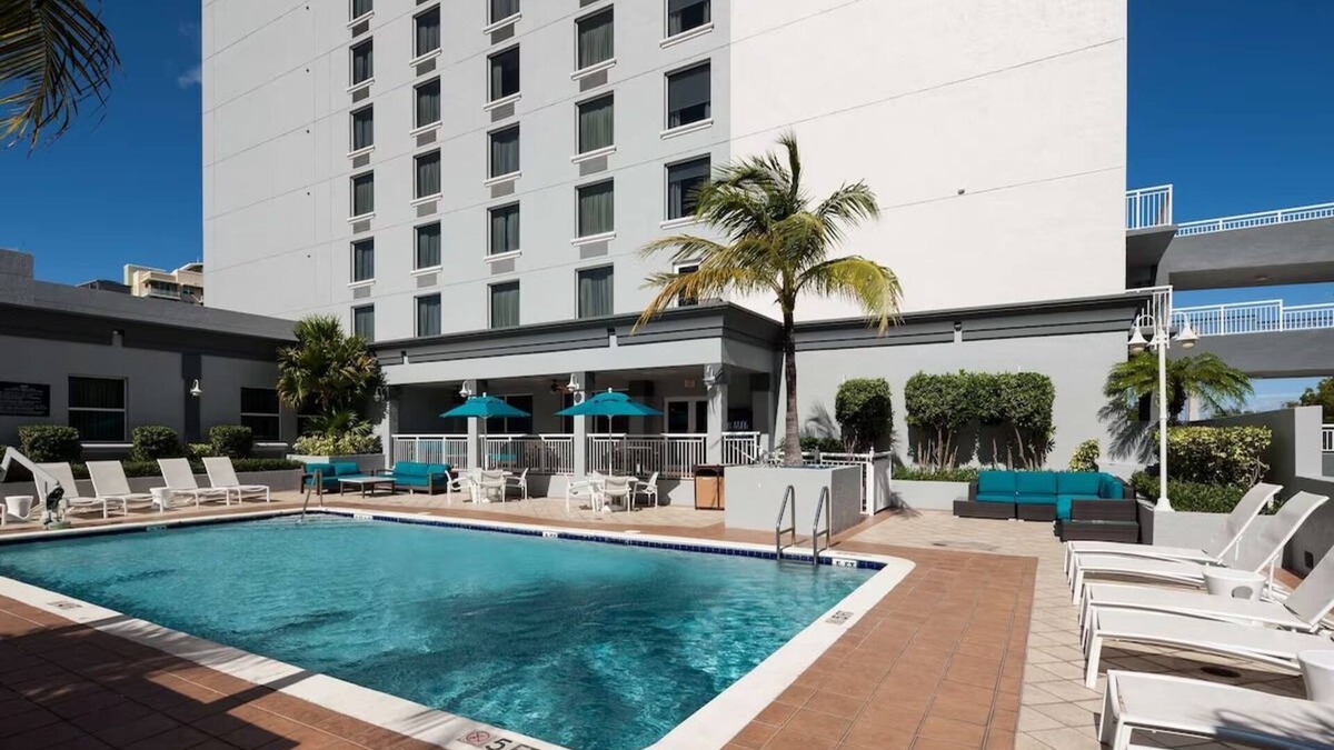Downtown Fort Lauderdale Hotel | Daily Free Breakfast | Pool Access | Pet-friendly Stay near Las Olas Blvd