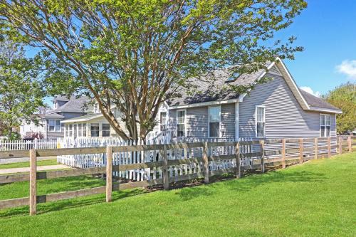 Chincoteague House | Daisey Cottage - Pet friendly with fenced yard!