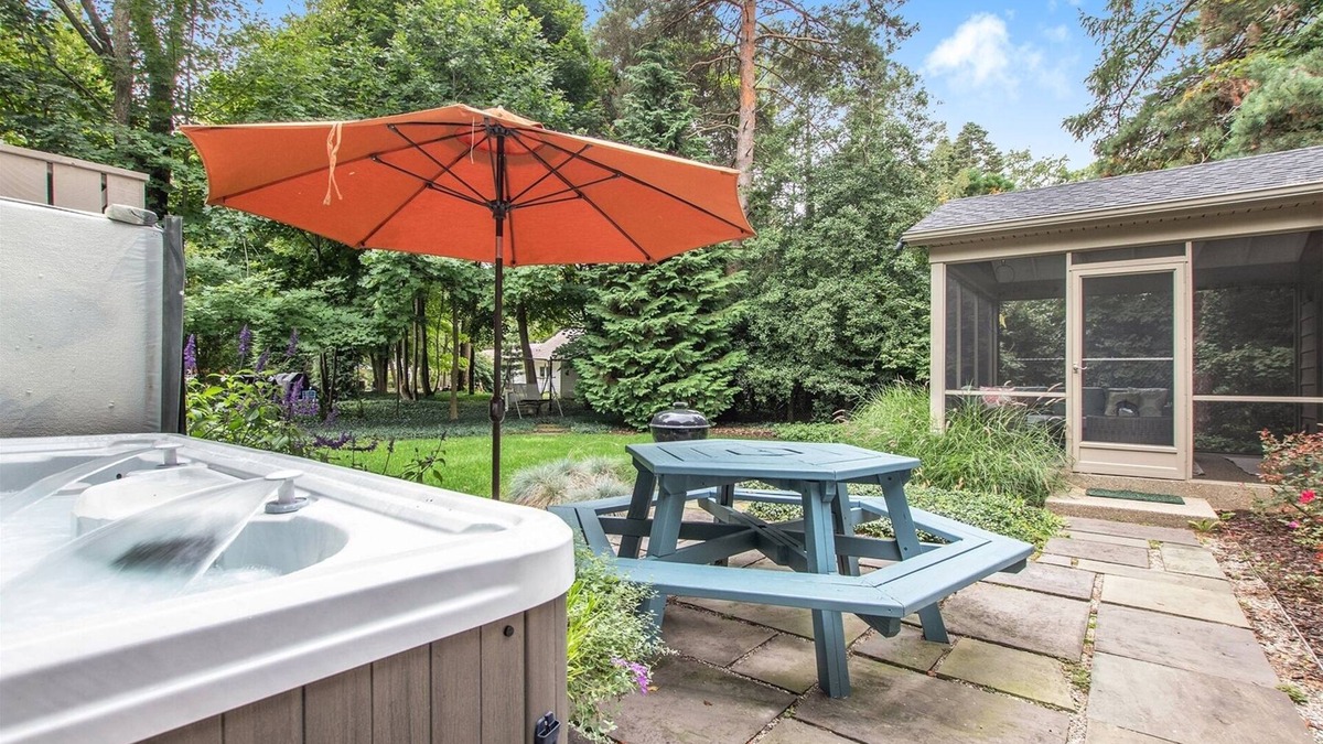 Douglas House | Daisy Cottage: Hot Tub, Screen Porch, Fireplace, Walk to Lake Michigan