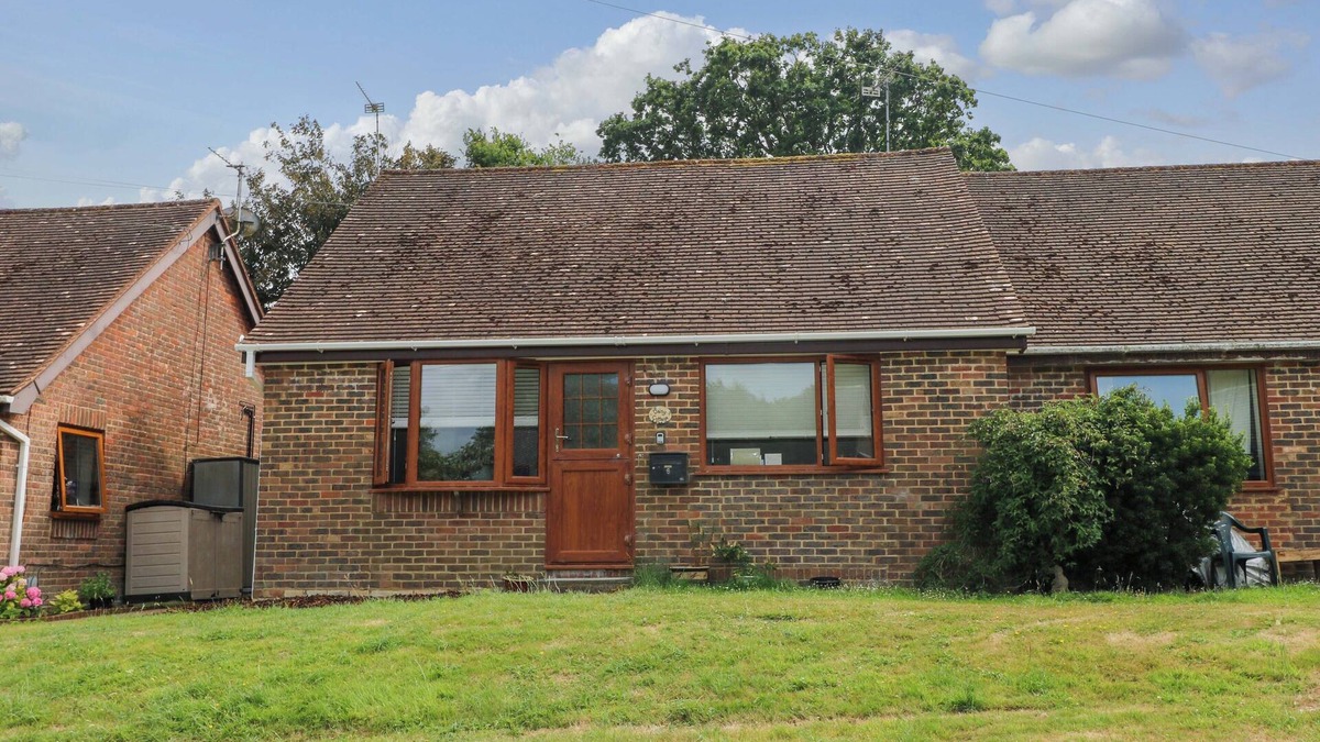 Pevensey Cottage | DAISY COTTAGE, pet friendly, with pool in Stone Cross