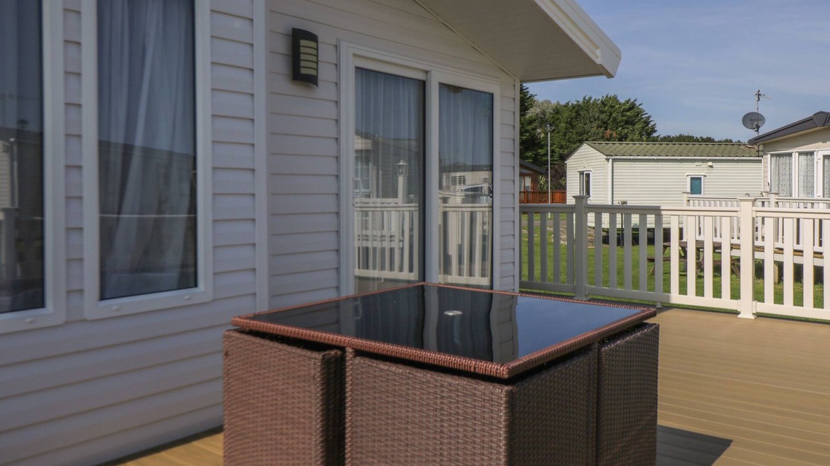 Cayton Bay Cottage | DAISY LODGE, pet friendly, country holiday cottage in Cayton