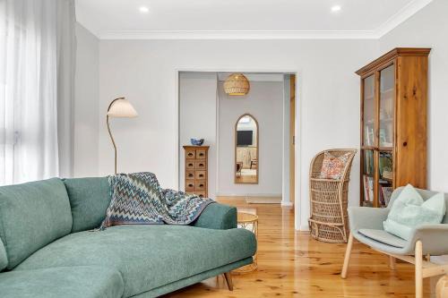 Port Noarlunga South House | Daisy's Beachside Cottage-Picnic Garden & Games