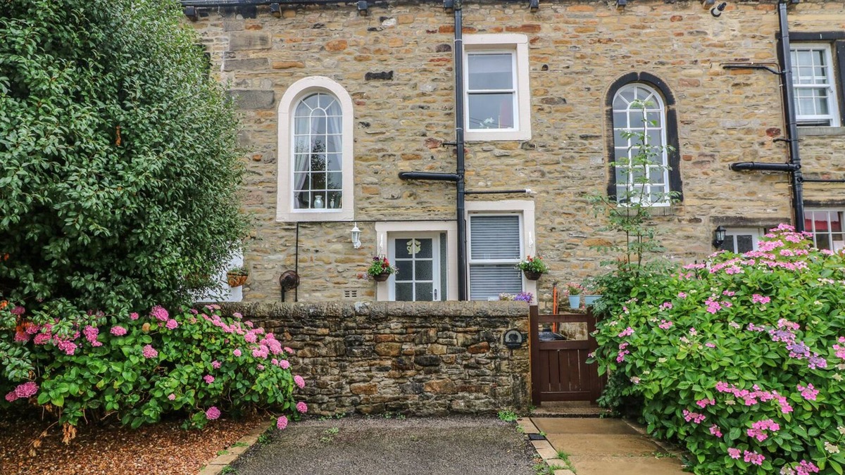 Skipton House | DAISY'S HOLIDAY COTTAGE, romantic, with a garden in Skipton