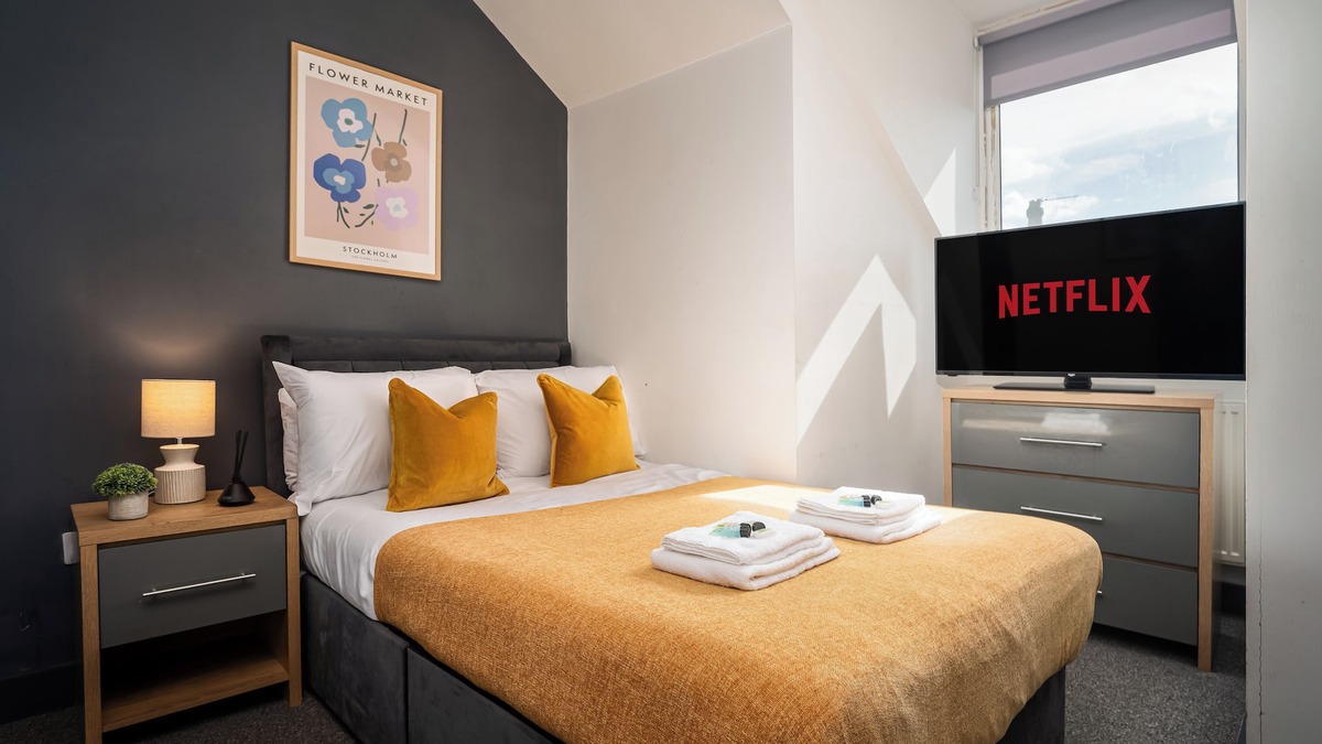 Wakefield House | Daisy's Loft - Private En-suite Room in Wakefield