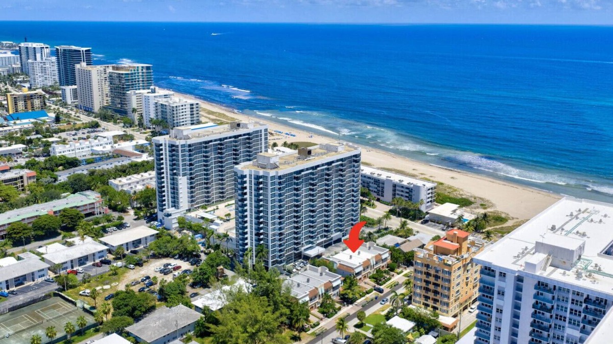 Pompano Beach House | Daisy Townhouse Villas Step from the beach