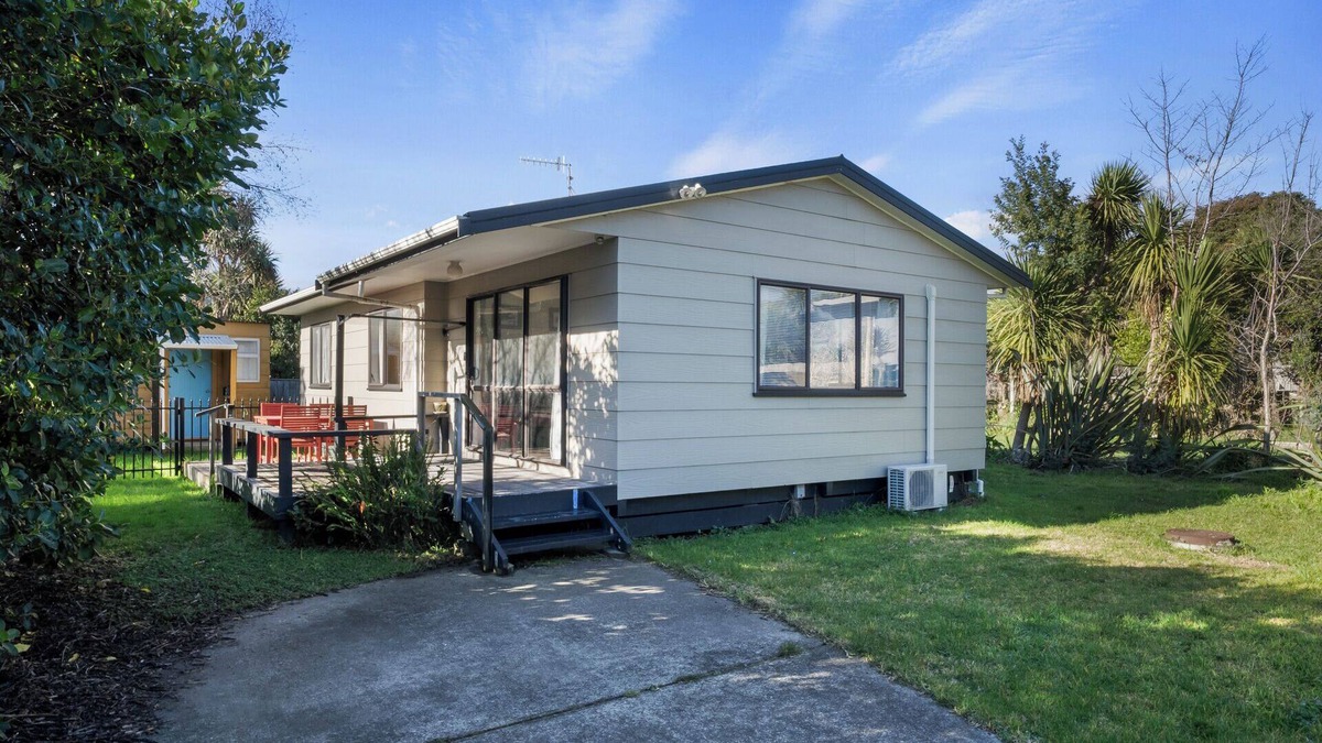 Raumati South House | Dale Sanctuary - Raumati South Holiday Home