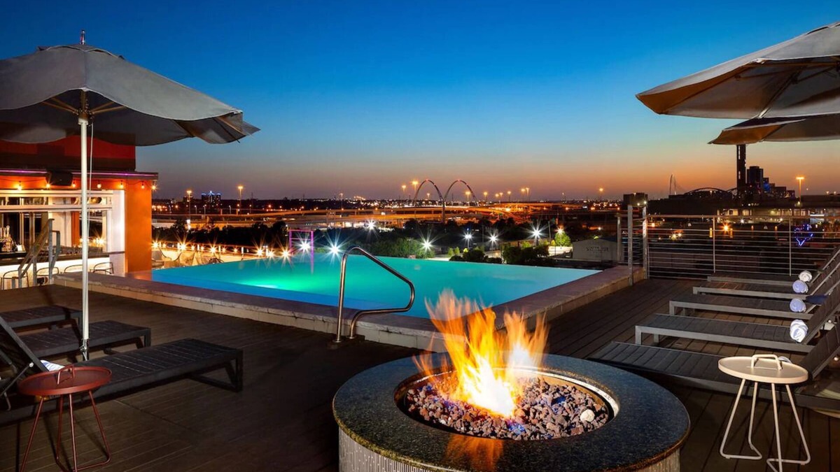 Downtown Dallas Hotel | Dallas Urban Retreat: Stylish Flats for Art Lovers! Rooftop Edge Pool