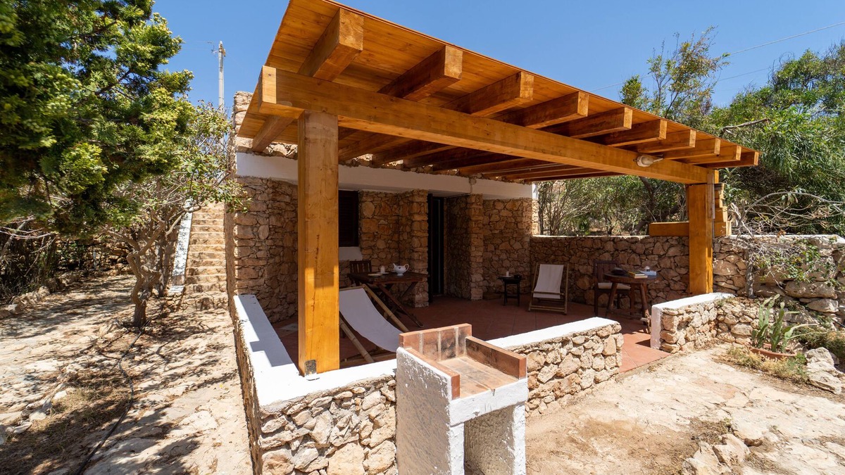 Lampedusa House | Dammuso detached cottage with garden a few meters from the sea in Lampedusa