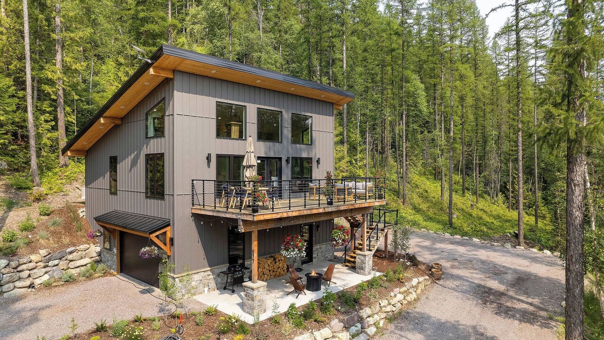 Columbia Falls House | Dancing Bear Haus - Gorgeous Mountain Modern bet/Glacier Nat’l Park & Whitefish