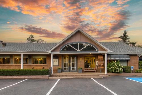 Beresford Hotel | Dannys Suites, SureStay Collection by Best Western