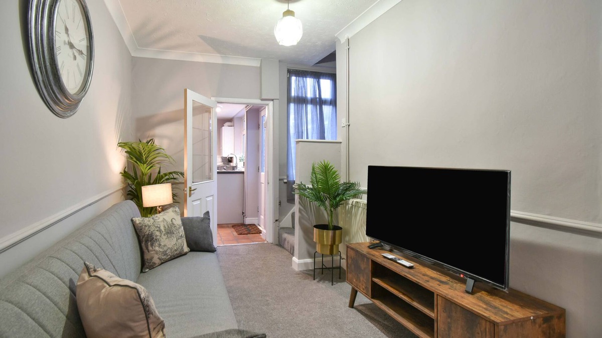 York House | Dante House Near Racecourse