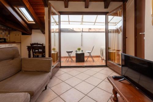 Novara Apartment | Dante's Skyview - Appartamento mansarda Novara STAZIONE