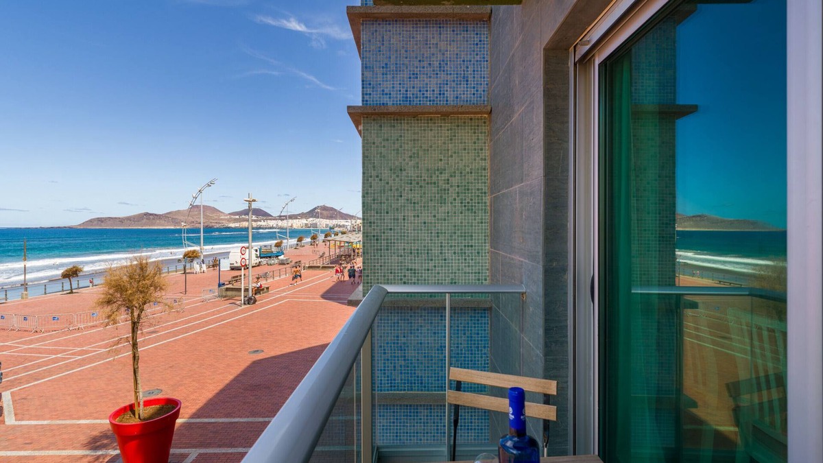 Las Palmas de Gran Canaria Ski Chalet | Dark Sand By CanariasGetaway