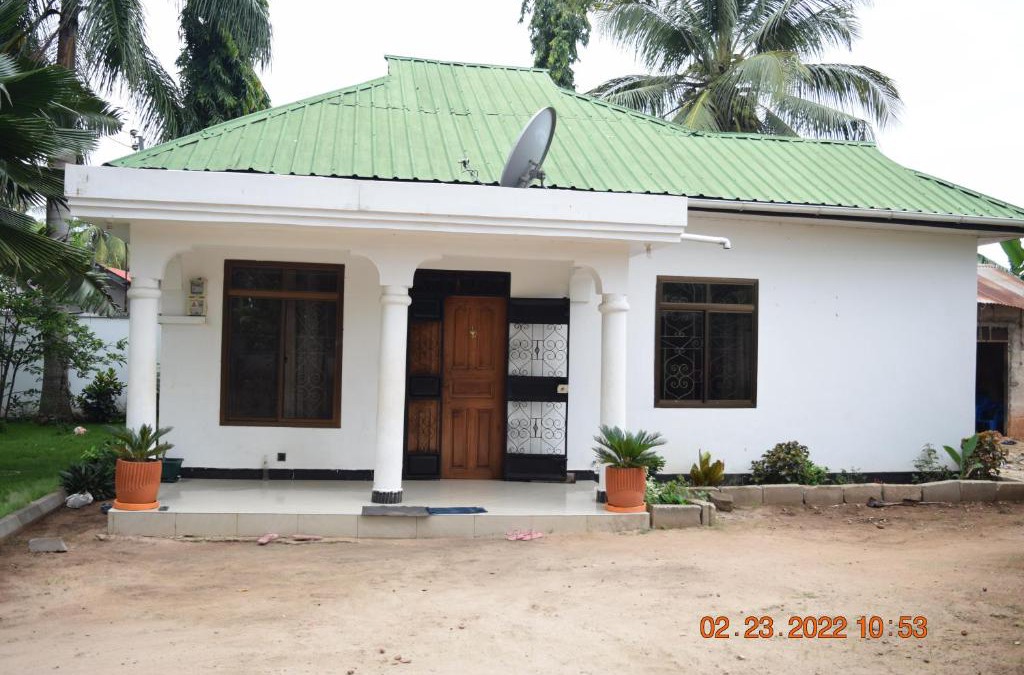 Dar es Salaam Villa | Dar es Salaam-Sleeps8-Parking-Garden-Pet Friendly