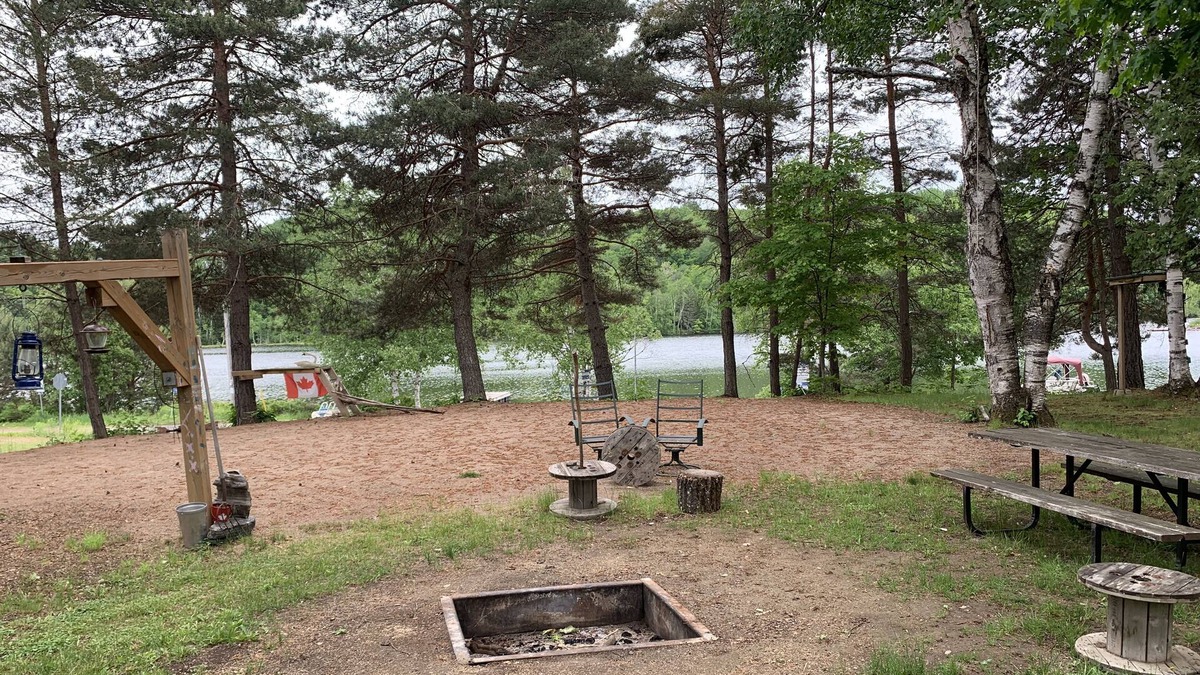 Wilberforce Cottage | Dark Lake Family Getaway