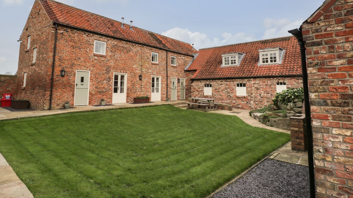 Acaster Malbis Cottage | DARLING COTTAGE 2-BED, with a garden in Acaster Malbis