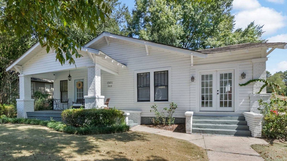 Northport House | Darling on Main Beautifully Renovated Historic Home 2 Miles from UA Campus!