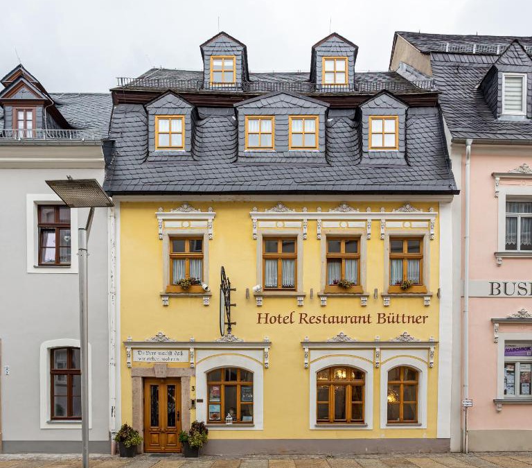 Schneeberg Hotel | Das Büttner- Im Herzen von Schneeberg - Frühstück buchbar - Parkplatz