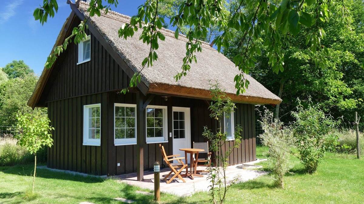 Lehde House | Das Bienenhaus: Reetdachhäuschen mit Kamin auf großem Wassergrundstück in Lehde
