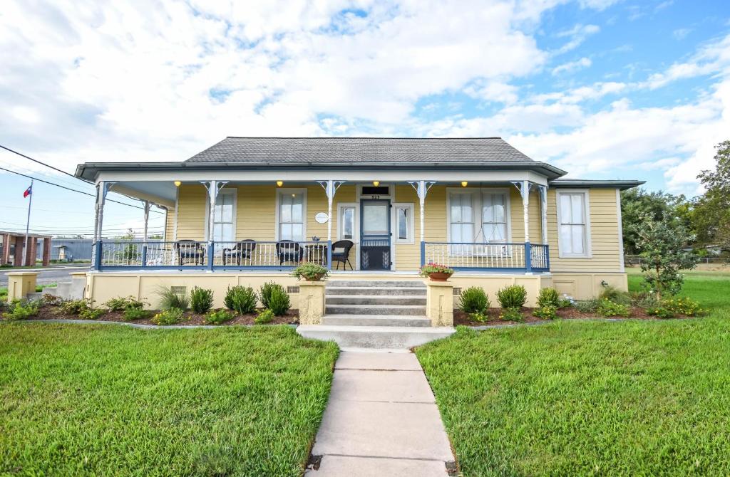 Schulenburg Villa | Das Meyer Haus - Luxe Victorian