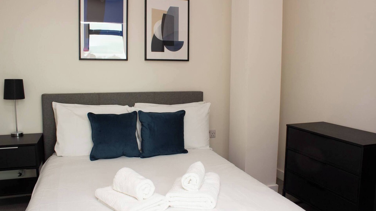 Old Trafford Apartment | Dashing 1BR Penthouse near MCR Stadiums