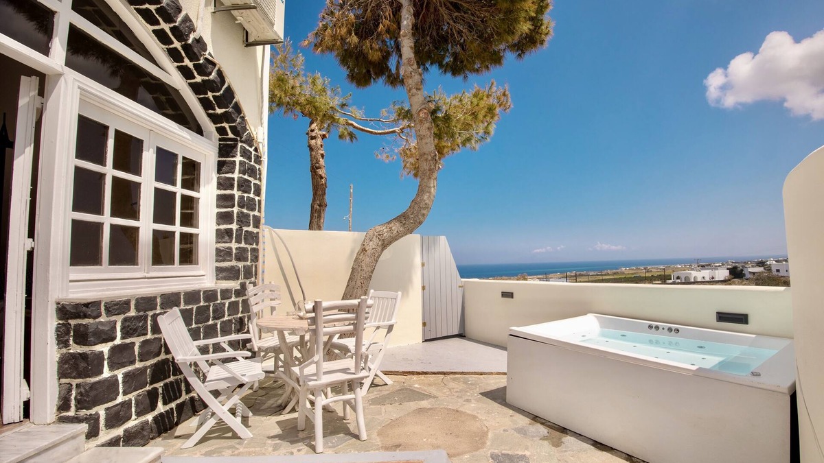 Vourvoulos Hotel | Dawn Suites Santorini