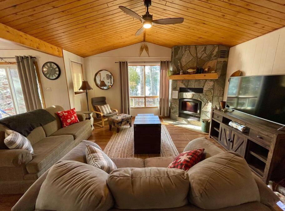Hastings Highlands House | Dawson Loop Inn 3BR Lakefront Chalet Style Cottage