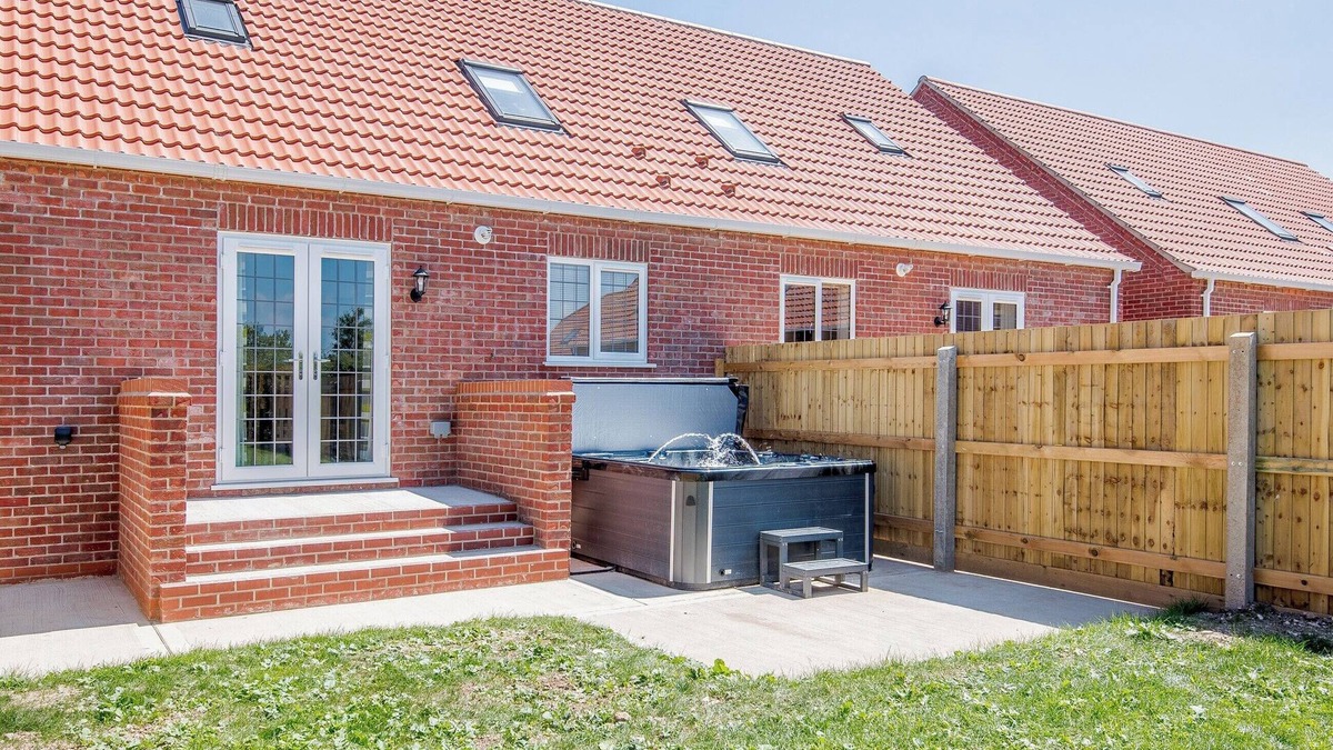 Mablethorpe and Sutton Cottage | Dawson Park 8 - UK12667