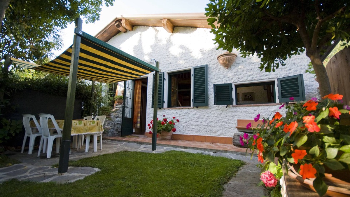 Massarosa House | Day of Sun Apartment in villa, 10 min from the sea, private garden, swimming pool