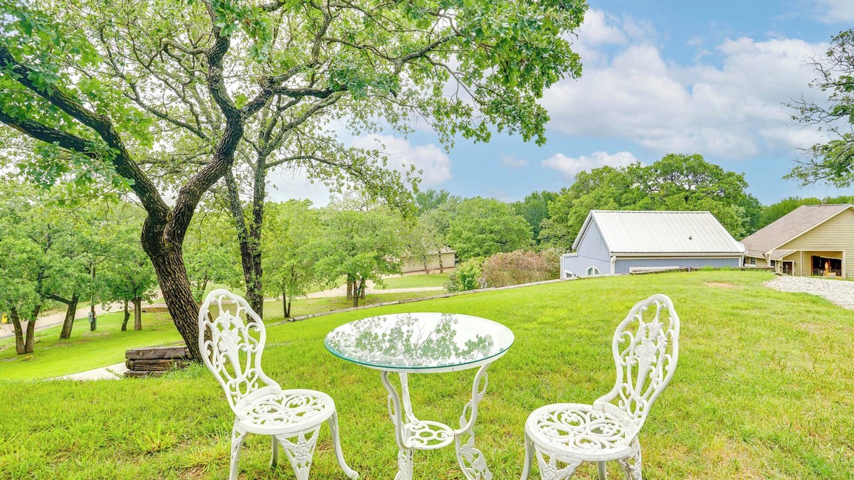 Alvarado Apartment | Day Trip to Dallas: Alvarado Apt w/Shared Yard