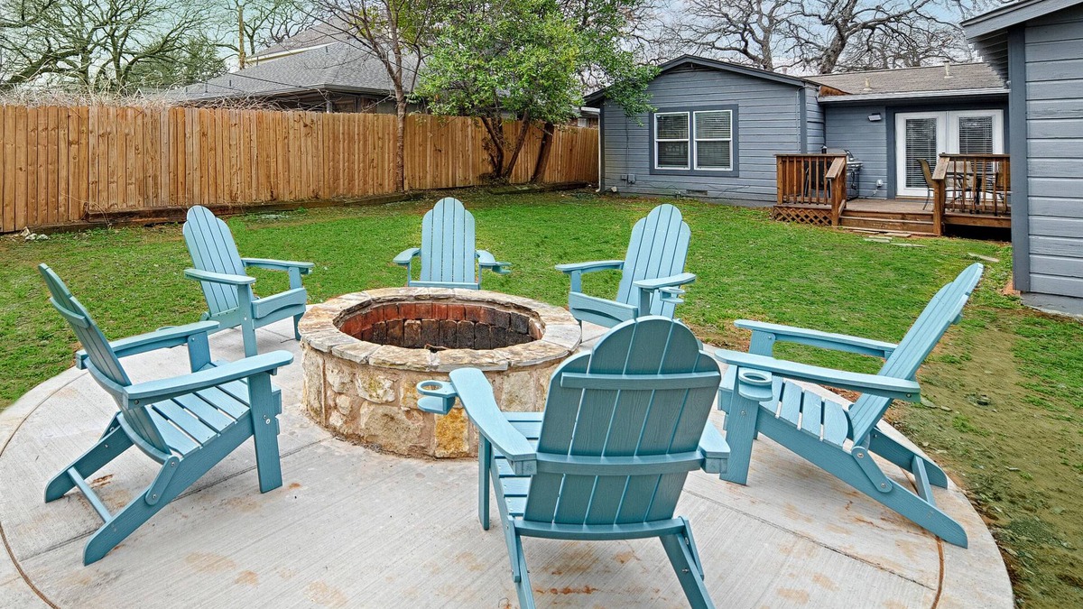 Central Arlington House | Daydreams on Elm - Walk to AT&T, FREE PARKING, Globe Life, Fire pit