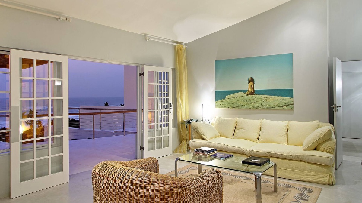 Trafalgar House | Days At Sea Beach Lodge