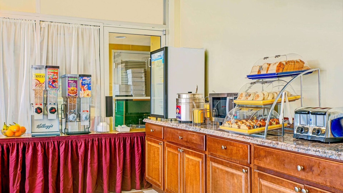 Huntington Hotel | Days Inn by Wyndham Alexandria South