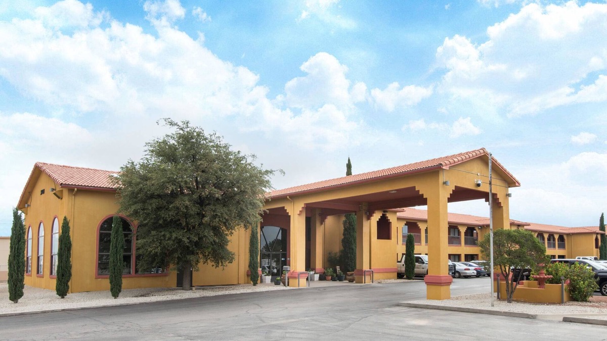 Carlsbad Hotel | Days Inn by Wyndham Carlsbad