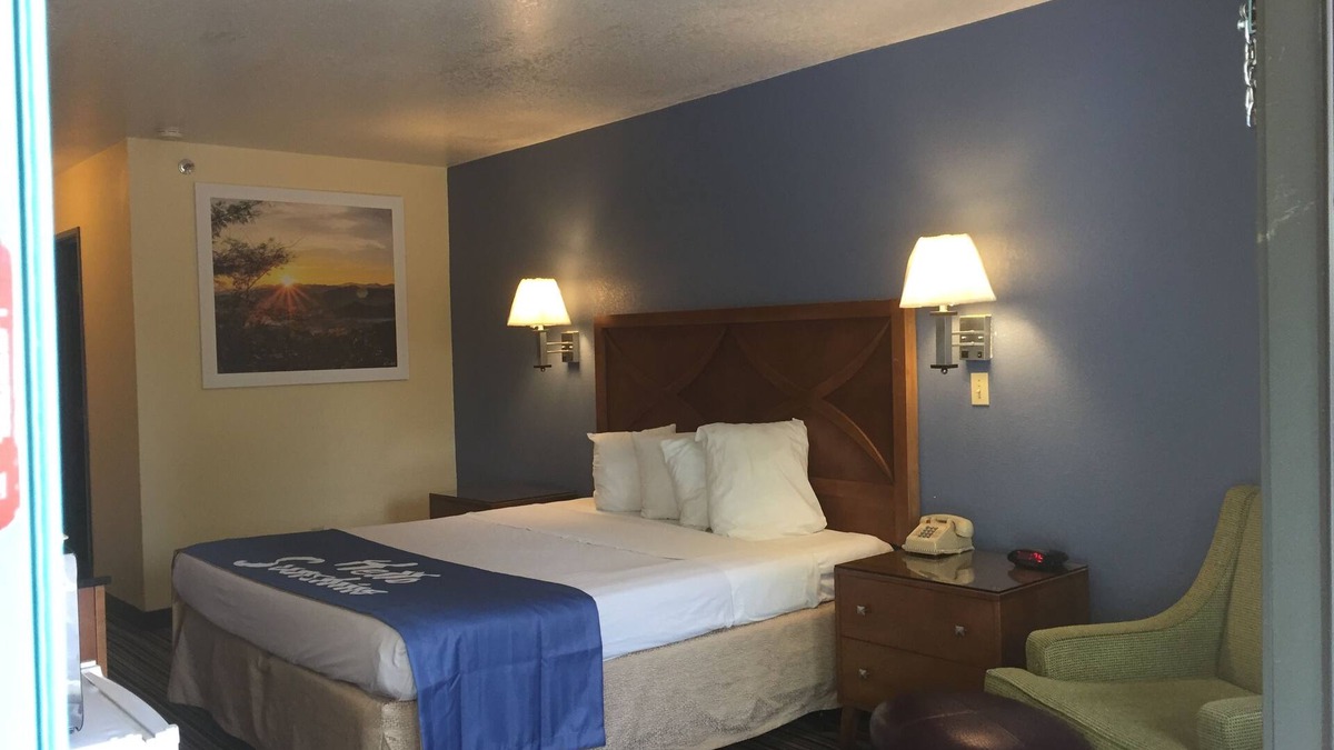 Espanola Hotel | Days Inn by Wyndham Espanola