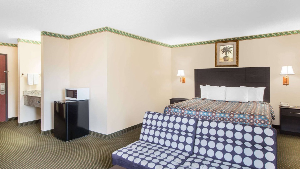 Sullivan Hotel | Days Inn by Wyndham Sullivan