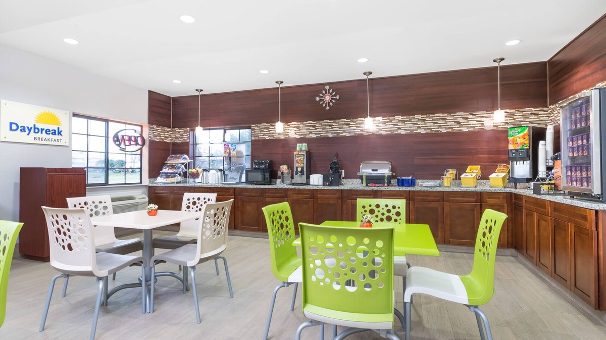 Madisonville Hotel | Days Inn & Suites by Wyndham Madisonville