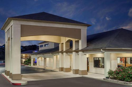 Huntsville Hotel | Days Inn & Suites by Wyndham Huntsville