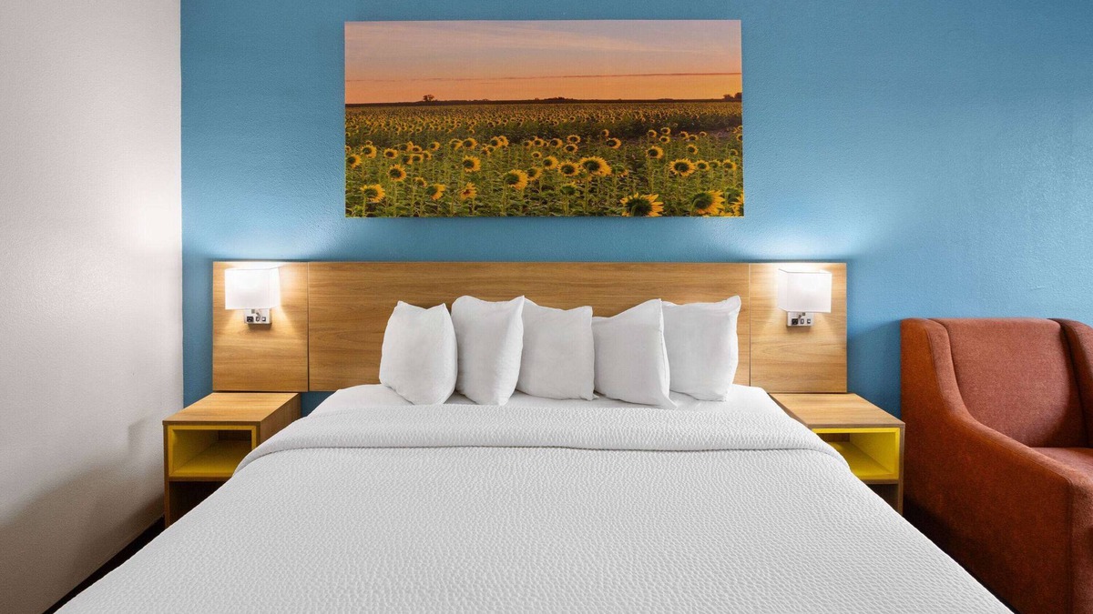 Indianapolis Hotel | Days Inn & Suites by Wyndham Northwest Indianapolis