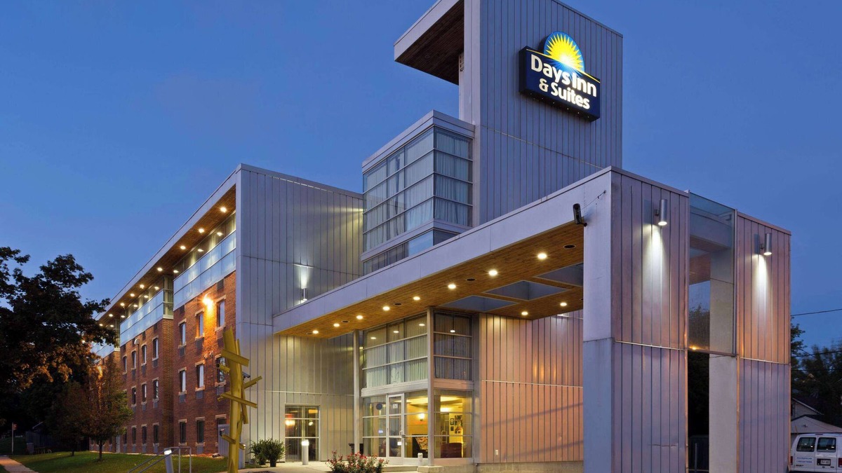 Milwaukee Hotel | Days Inn & Suites by Wyndham Milwaukee