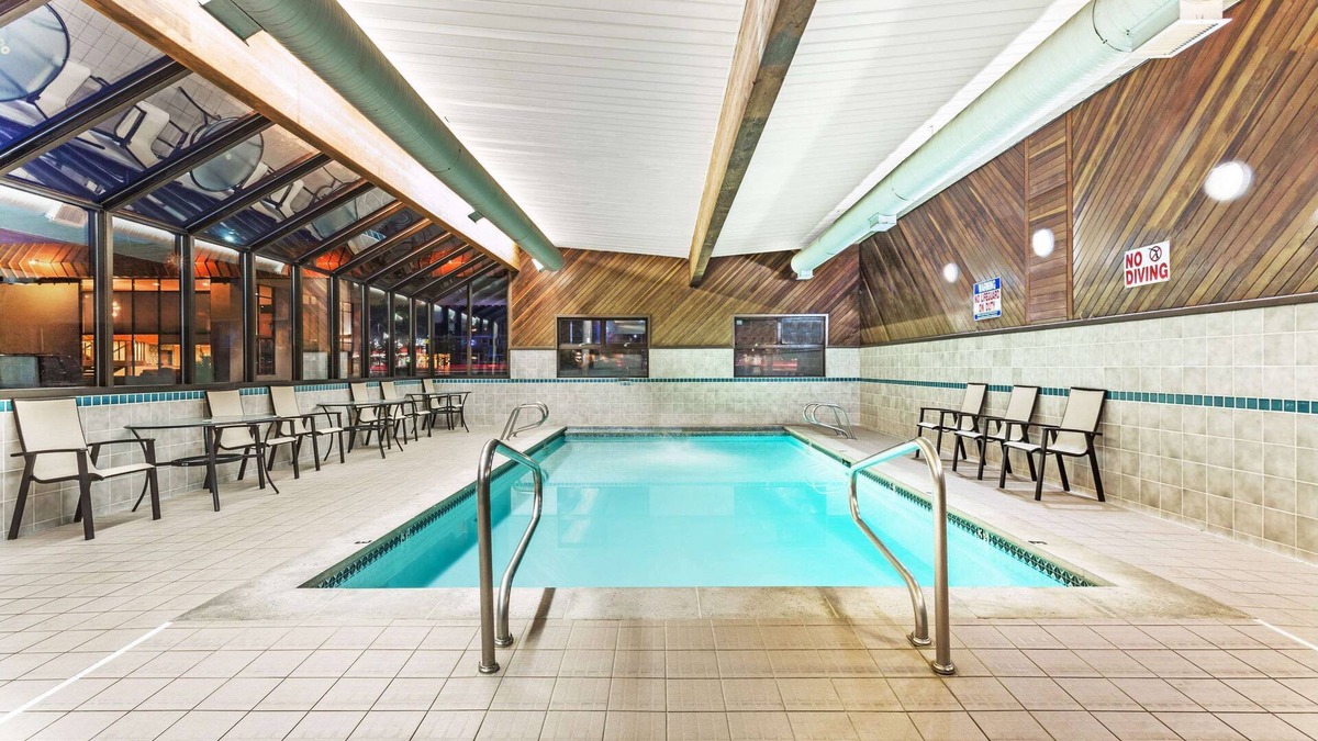 Logan Hotel | Days Inn & Suites by Wyndham Logan
