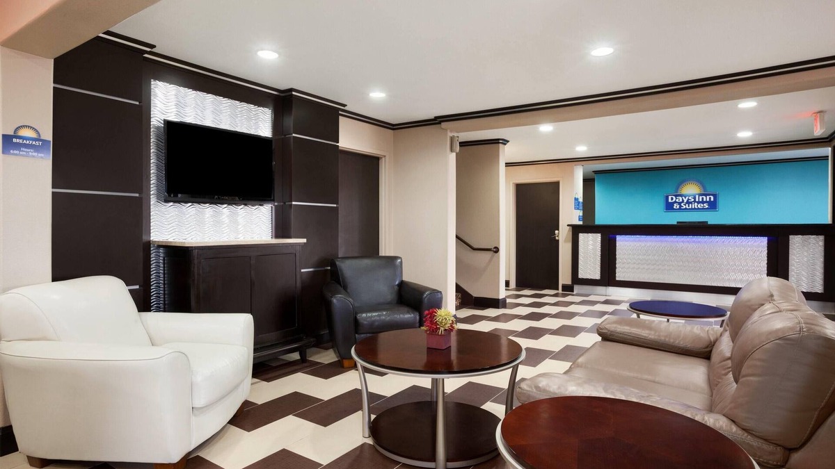 Conroe Hotel | Days Inn & Suites by Wyndham Conroe North