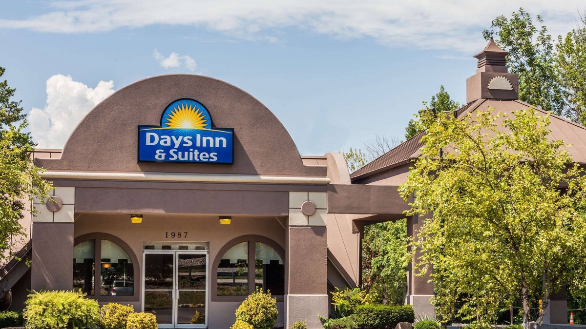 Lexington Hotel | Days Inn & Suites by Wyndham Lexington