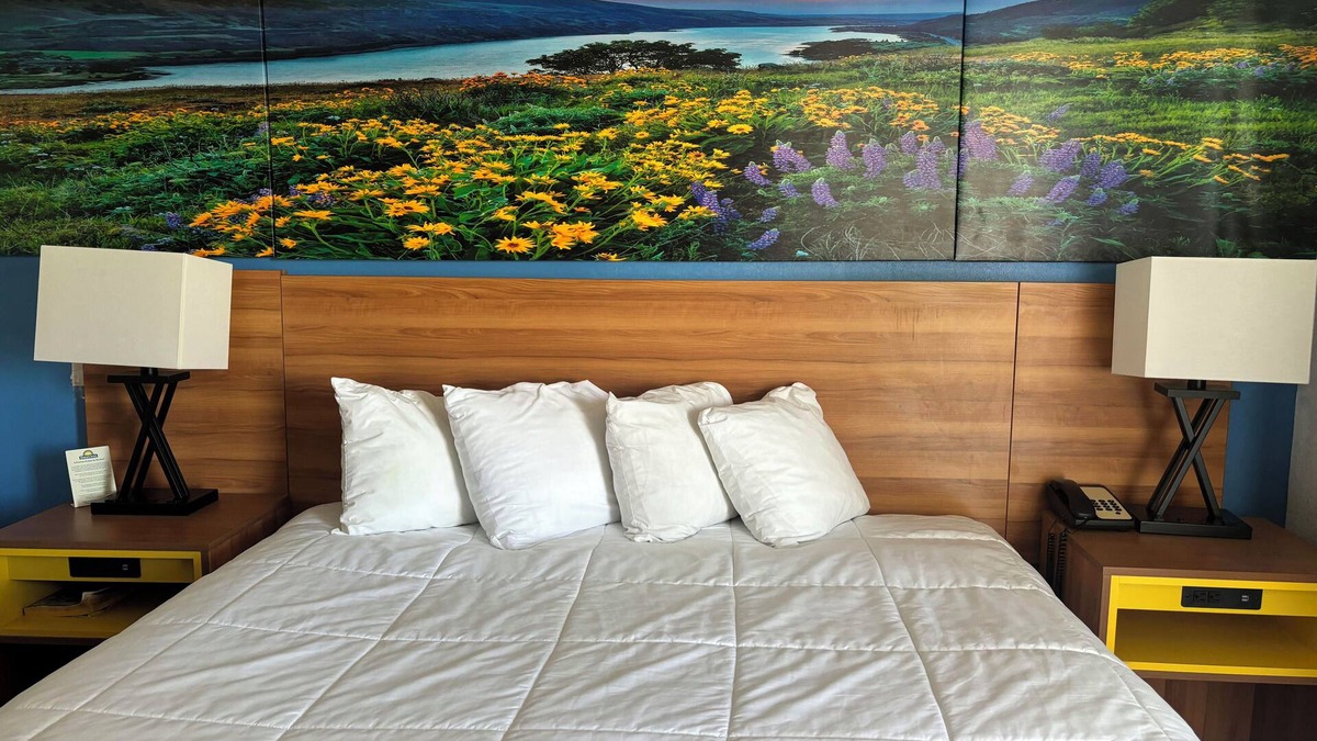 Needles Hotel | Days Inn & Suites by Wyndham Needles