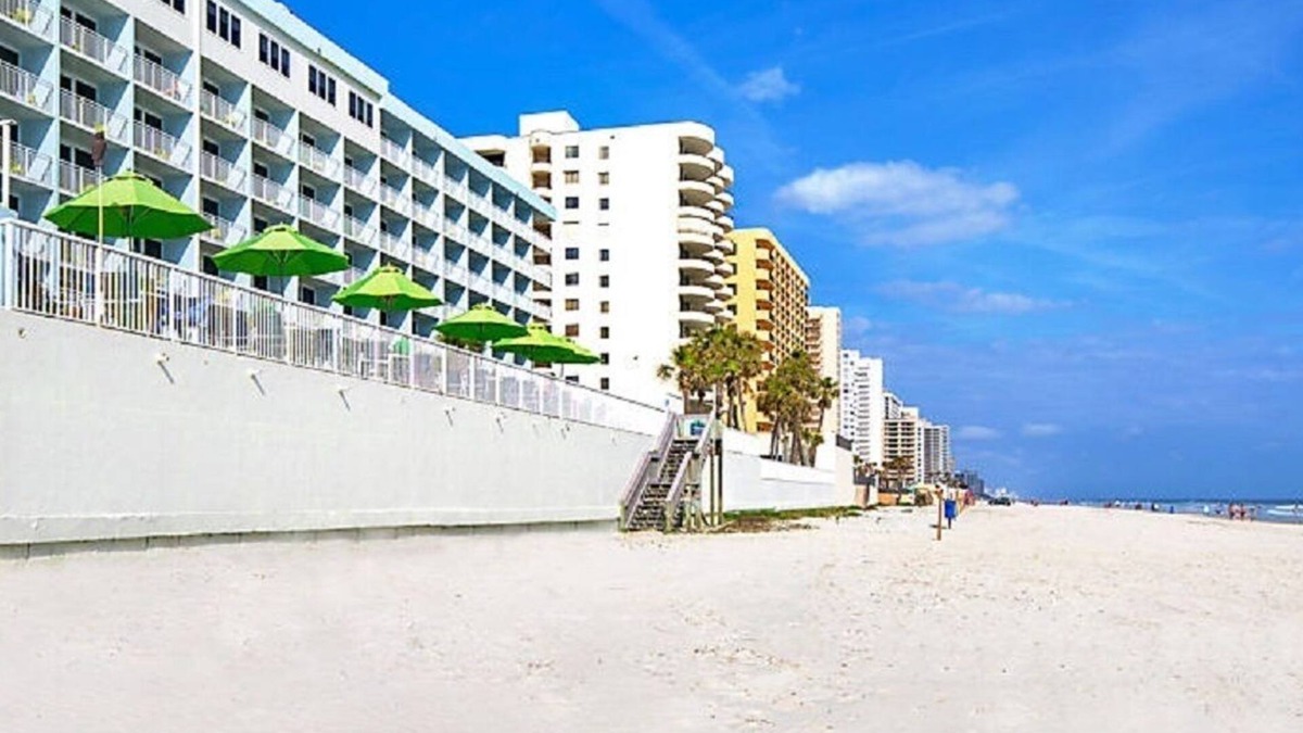Daytona Beach Villa | Daytona SeaBreeze; 1 Bedroom Oceanfront, 424 sq ft, king bed, 1 full bath, sofa