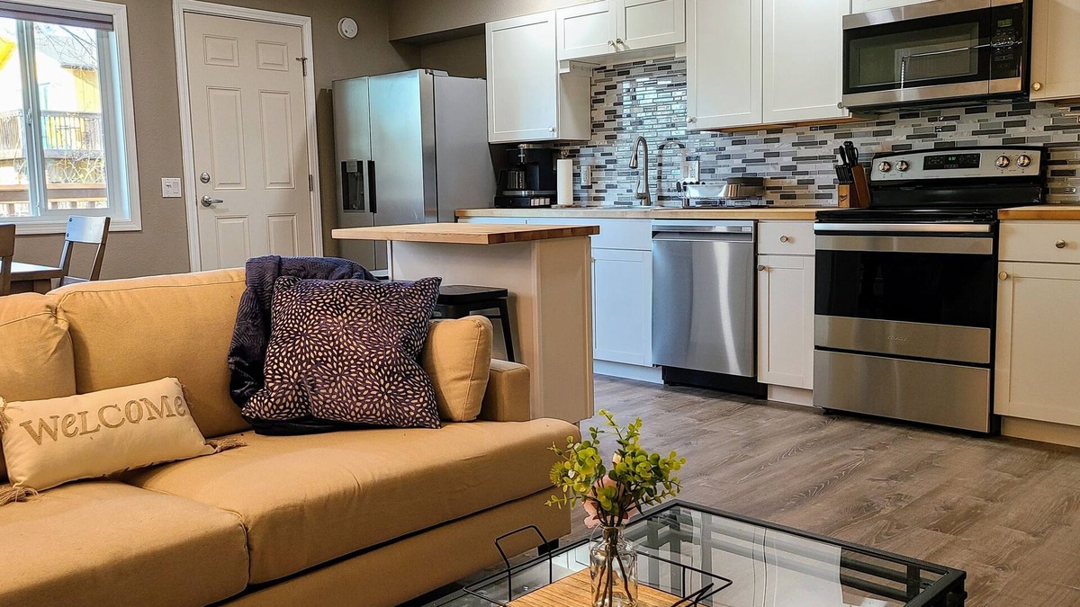 Spenard House | ✴Dazzling Apartment - Awesome Location✴