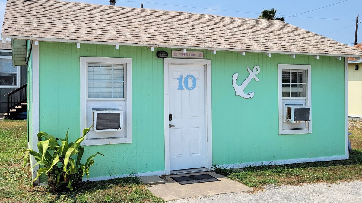 Port Aransas Cottage | DB 10 High Tide-1 BR Cottage, Living Room, Kitchenette, Walk to Beach, Dogs OK!