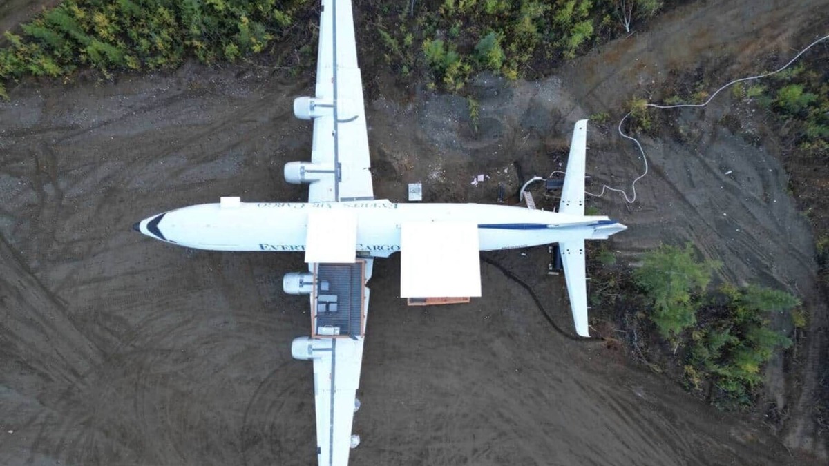 Big Lake House | DC-6 Vintage Airplane House