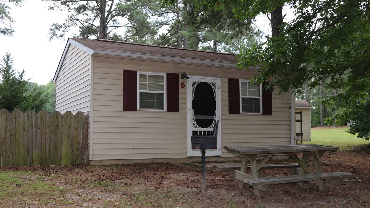 Gasburg Cabin | De Cabin at Lake Gaston - Lake Memories Start Here