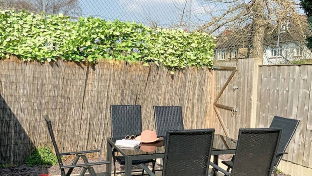 Streatham Apartment | De Montfort House is a lovely 2 bedroom house in the heart of Streatham.